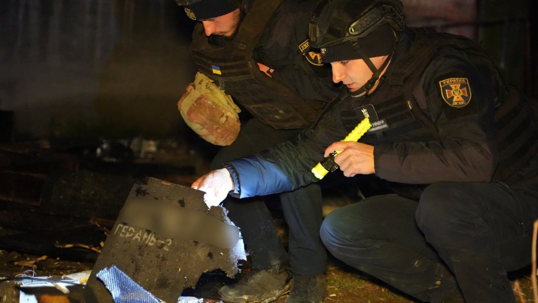 Специалисты ГСЧС осматривают обломки российского дрона, которым россияне атаковали Николаев