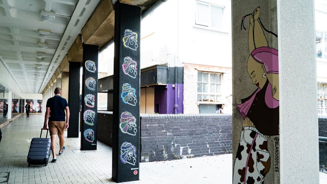 Граффити художниц проекта PWSH в Кардиффе, Уэльс, август 2021 года