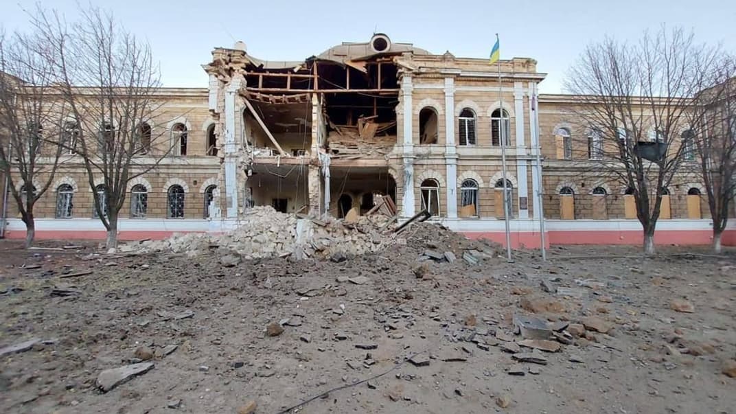 «Перша українська гімназія ім. Аркаса» після обстрілу Миколаєва, 1 листопада 2022 року