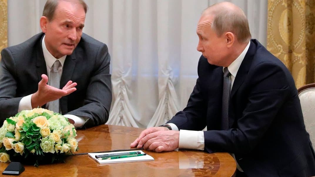 Иллюстративное фото. Украинский подсанкционный бизнесмен Виктор Медведчук разговаривает с лидером рф владимиром путиным во время встречи в Санкт-Петербурге 13 мая 2021 года