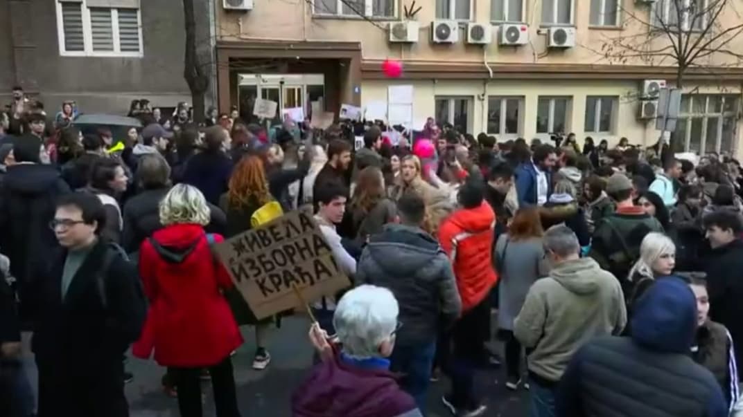 Протест под зданием министерства в Белграде, Сербия, 25 декабря 2023 года