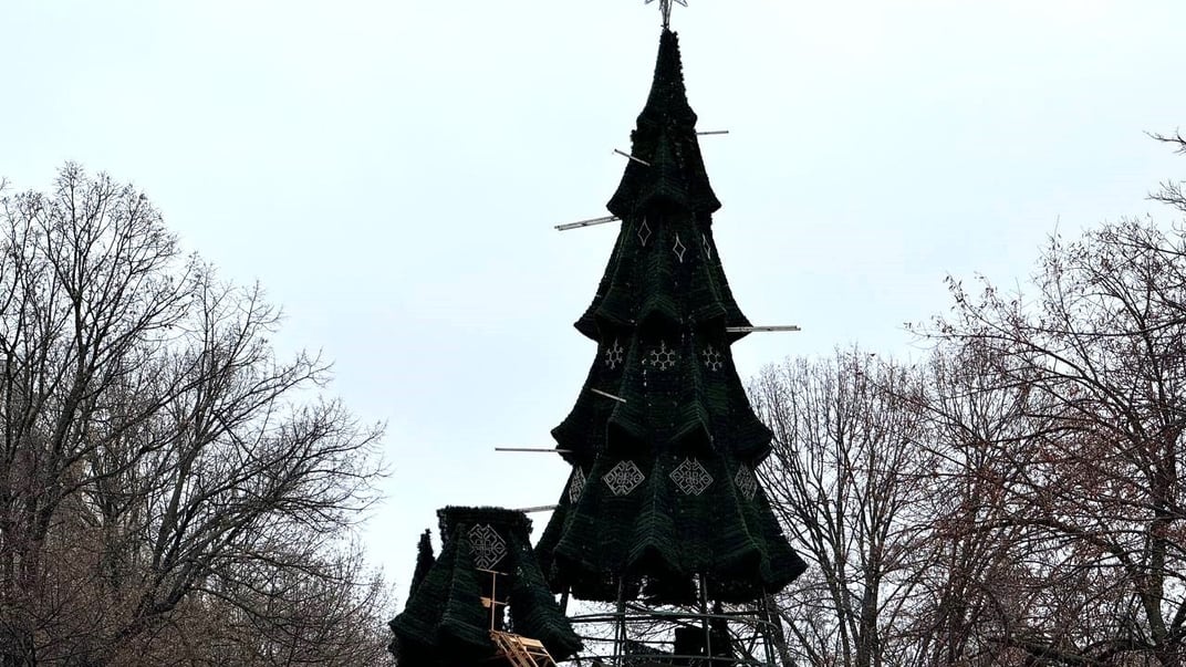 В Одессе устанавливают главную елку города