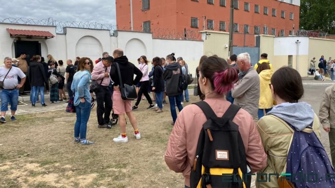 Родичі затриманих біля Центру ізоляції правопорушників у Мінську