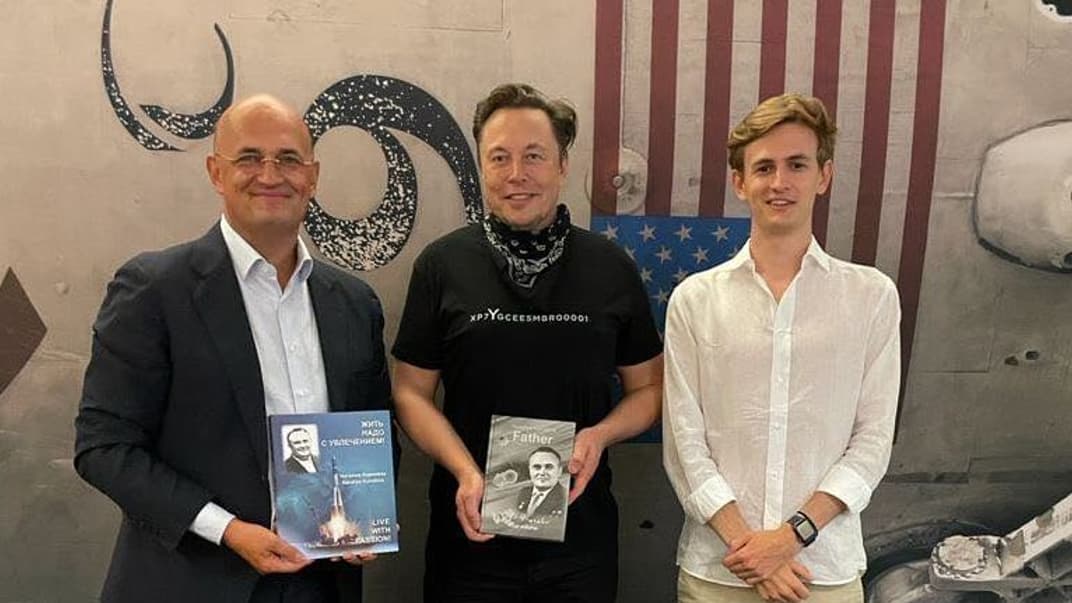 Слева направо: Андрей Королев, Илон Маск, Павел Королев в офисе SpaceX в городе Хортон, штат Калифорния, США, 3 сентября 2021 года