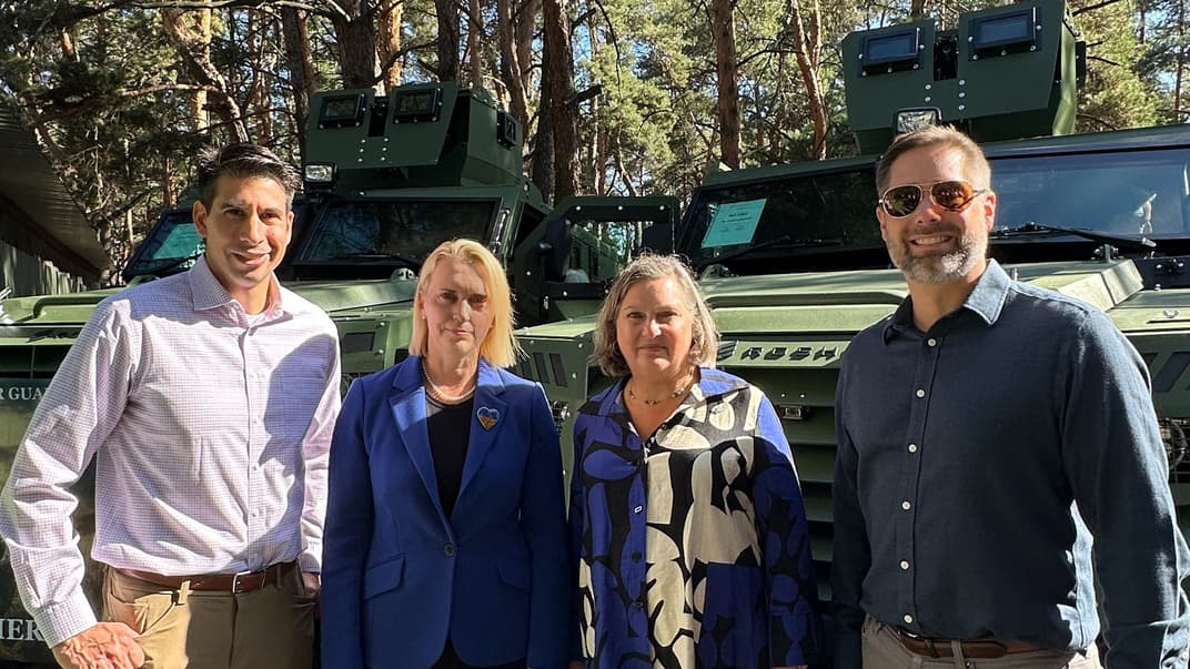 Пані посол США в Україні Бріджит Брінк (друга зліва), заступниця державного секретаря США Вікторія Нуланд (друга справа) та її колеги з департаменту стоять біля машин MRAP, які передали Україні
