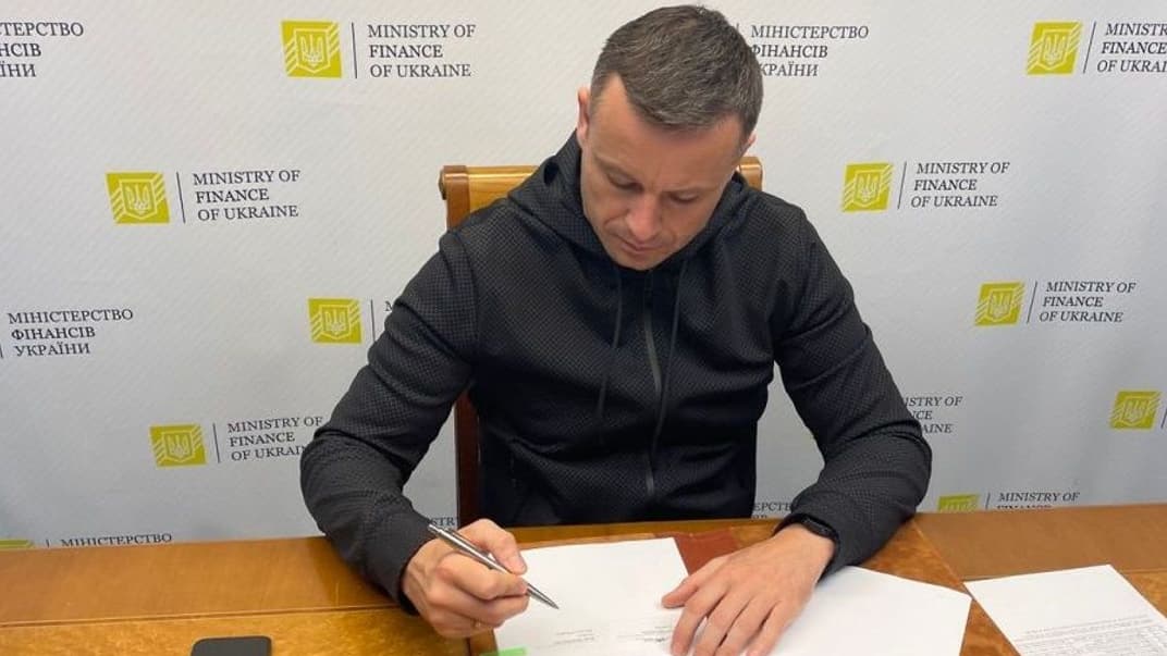 Министр финансов Украины Сергей Марченко подписывает кредитное соглашение с Японией