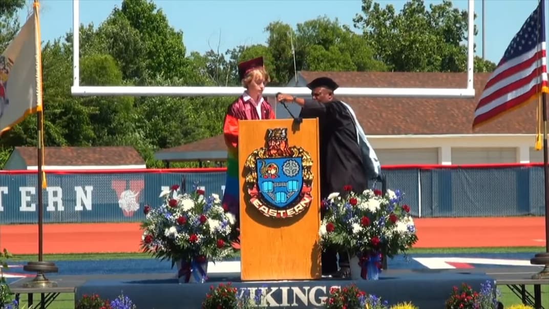 Момент, на якому директор школи забирає мікрофон у 18-річного випускника Майкла Дершема під час промови про прийняття власної ідентичності