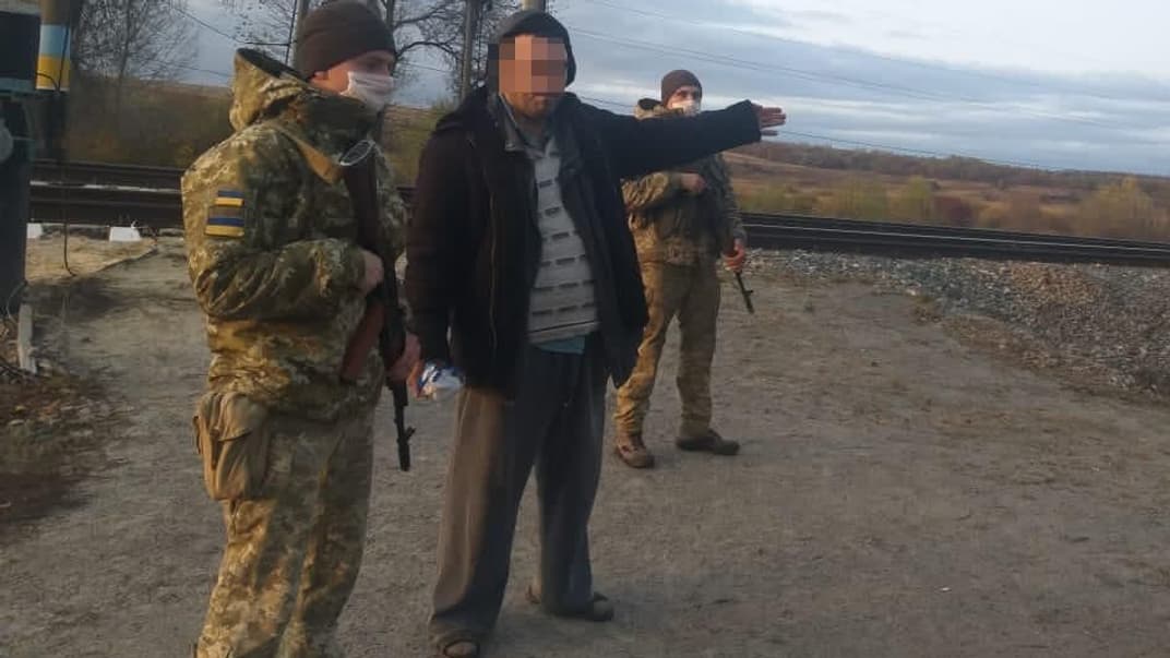 Пьяный украинец в шлепанцах пытался попасть в Россию в обход пунктов пропуска