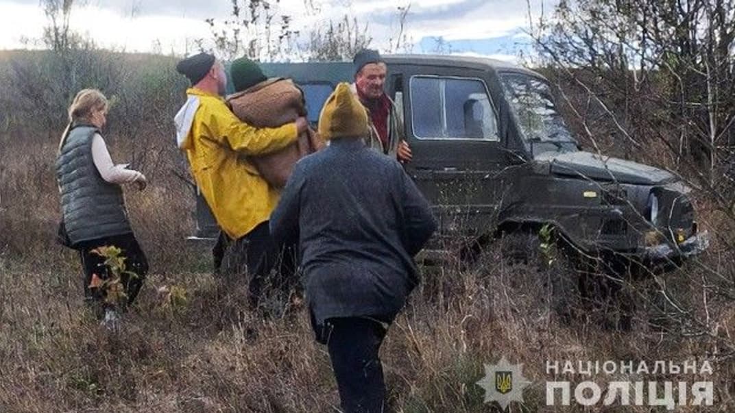 Врятовану жінку несуть до машини