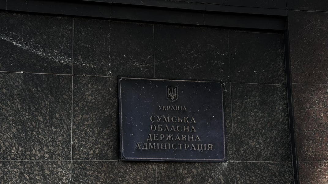Оккупанты в который раз открыли огонь по зданию Сумской ОГА: в городе есть пострадавшие