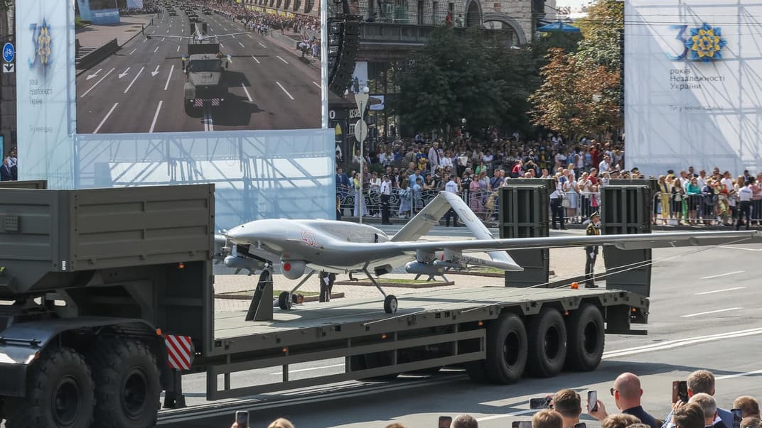 Вантажний автомобіль везе турецький безпілотник Bayraktar під час параду до Дня незалежності України, 24 серпня 2021 року