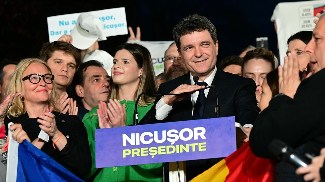 Кандидат у президенти Румунії Нікушор Дан звертається до своїх прихильників після оголошення результатів екзитполу в Бухаресті, 18 травня 2025 року