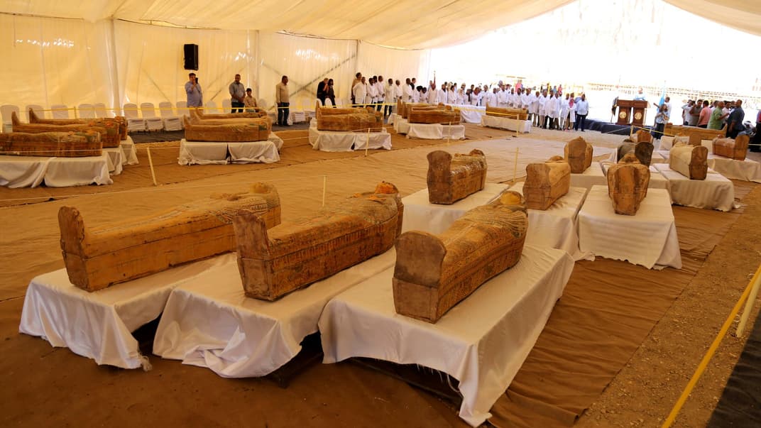 Археологи у обнаруженных 30 цветных саркофагов, Луксор, Египет, 19 октября 2019