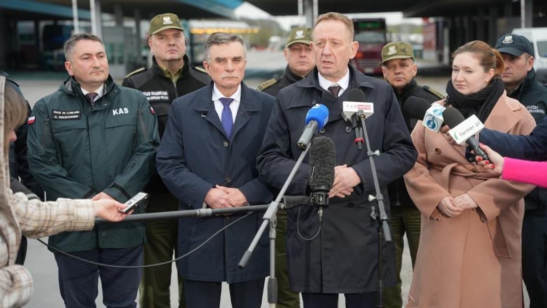 Министр сельского хозяйства и развития села Польши Роберт Телус (в центре) на пропускном пункте «Дорогуск–Ягодзин», 17 апреля 2023 года