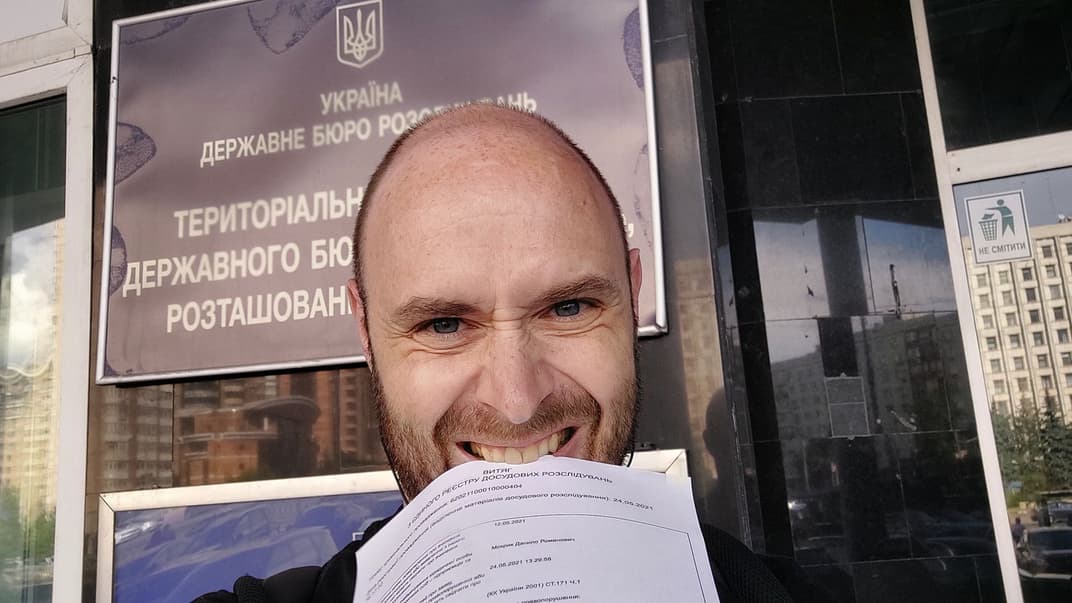 Журналіст Данило Мокрик біля територіального управління ДБР у Києві