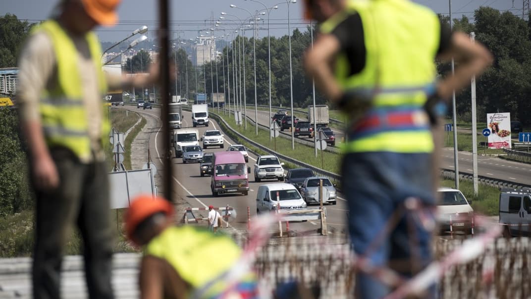 Автомобили по улице Богатырской в Киеве во время инспекции строительства путепровода, 31 июля 2018 года