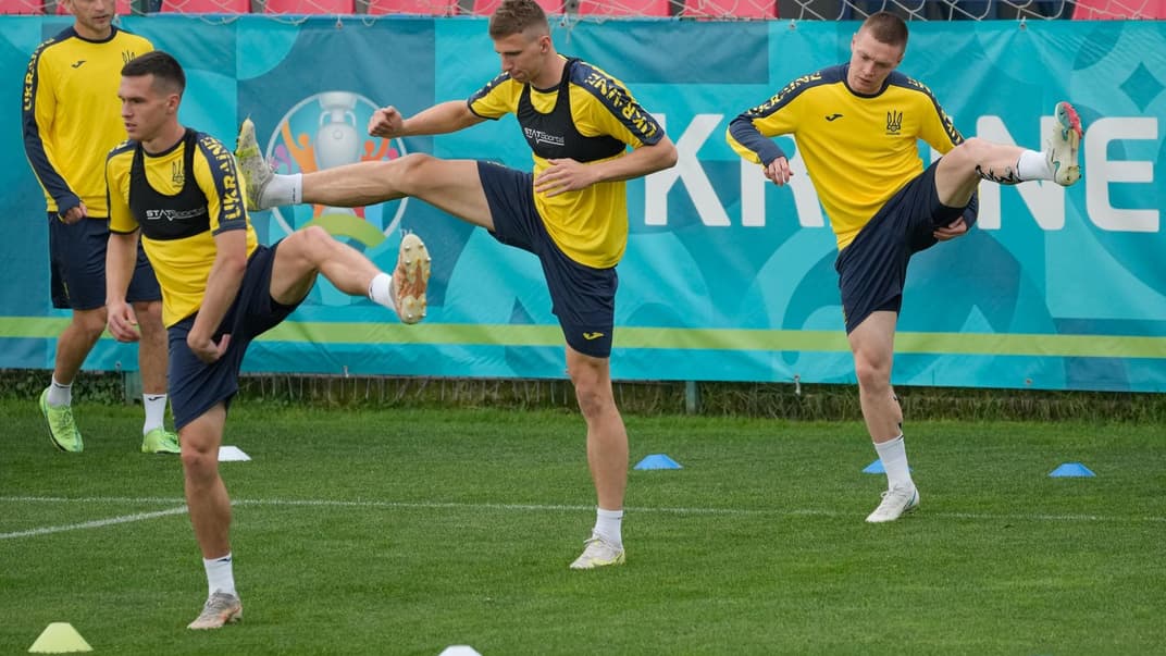 Гравці збірної України розминаються під час тренувань у Волунтарі, що на околиці Бухареста, Румунія, 10 червня 2021 року.