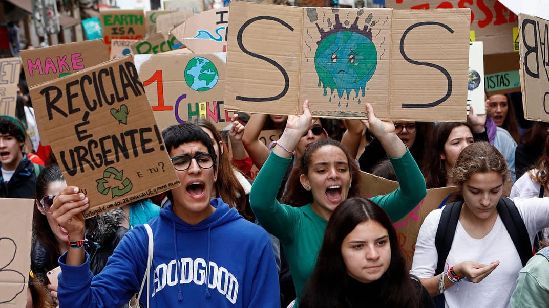 Студенты выкрикивают лозунги во время всемирной акции «Пятницы для будущего» у здания парламента в Лиссабоне, Португалия, 29 ноября 2019 года. Это движение является продолжением глобальной климатической забастовки, к которой призвала шведская экоактивистка Грета Тунберг