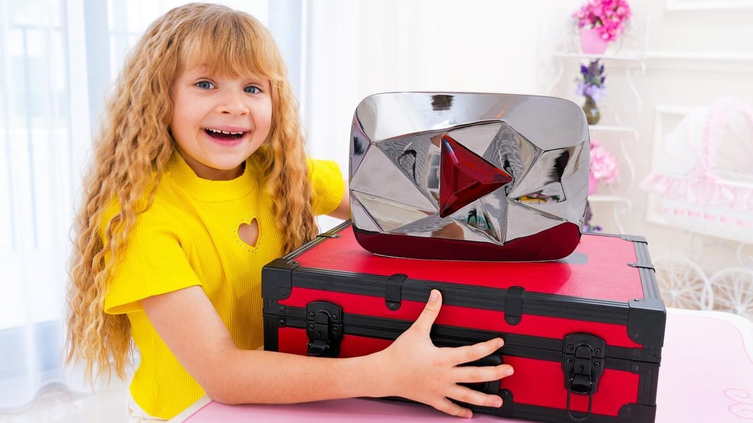 Діана Кідисюк позує із відзнакою YouTube за 100 млн підписників