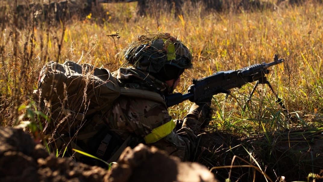 Український військовослужбовець прицилюється перед вистрілом. Ілюстративне фото