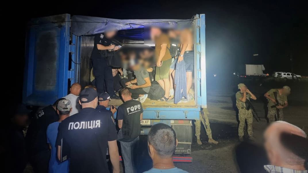 В Одесской области пограничники сообщили о задержании фуры, в прицепе которой обнаружили 41 мужчину