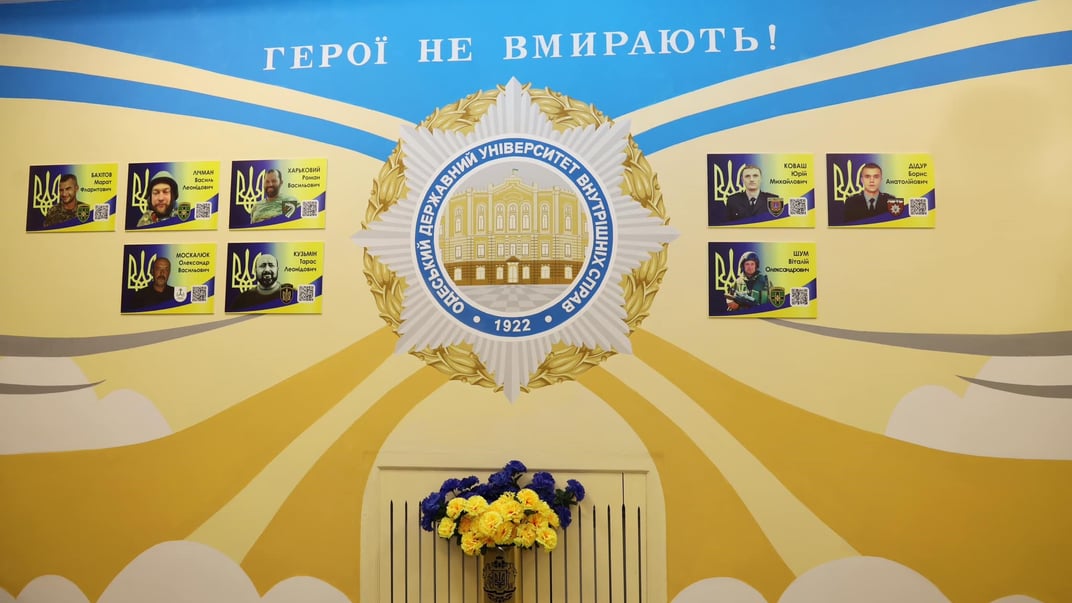 Мурал пам'яті в Одеському університеті внутрішніх справ Мурал пам'яті в Одеському університеті внутрішніх справ після того, як з нього прибрали фото військового Олексія Стеценка