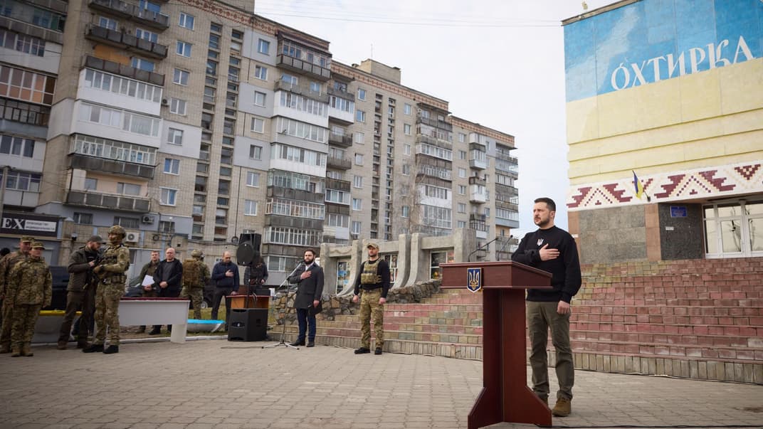 Президент Владимир Зеленский во время визита в Ахтырку Сумской области