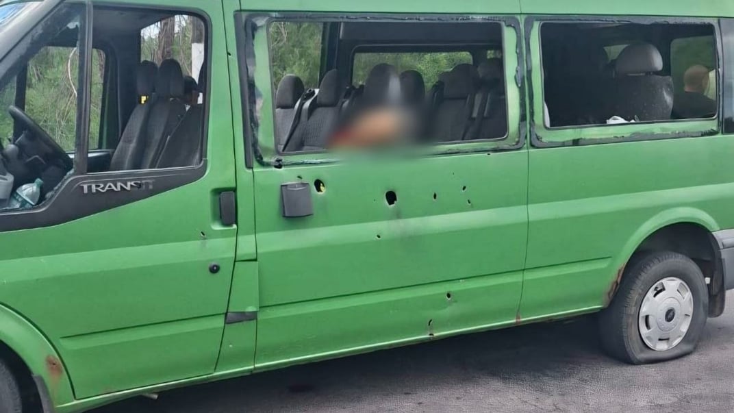 Понівечений мікроавтобус у Нікополі