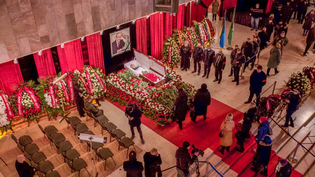Гроб с телом мэра Харькова Геннадия Кернеса в холле Харьковского оперного театра