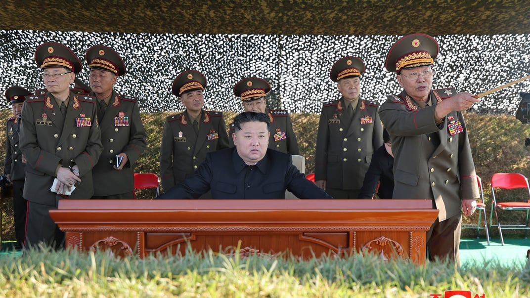 Ілюстративне фото. Кім Чен Ин спостерігає за артилерійськими навчаннями