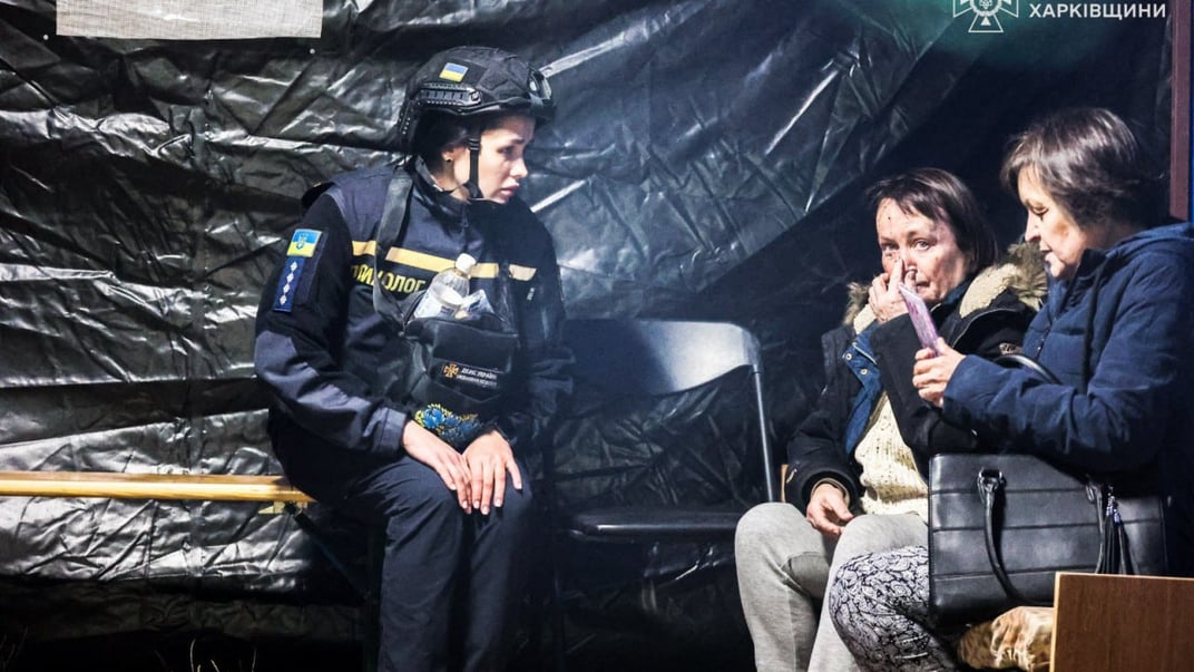 Психолог работает с людьми на месте российской атаки в Харькове, 2 октября 2024 года