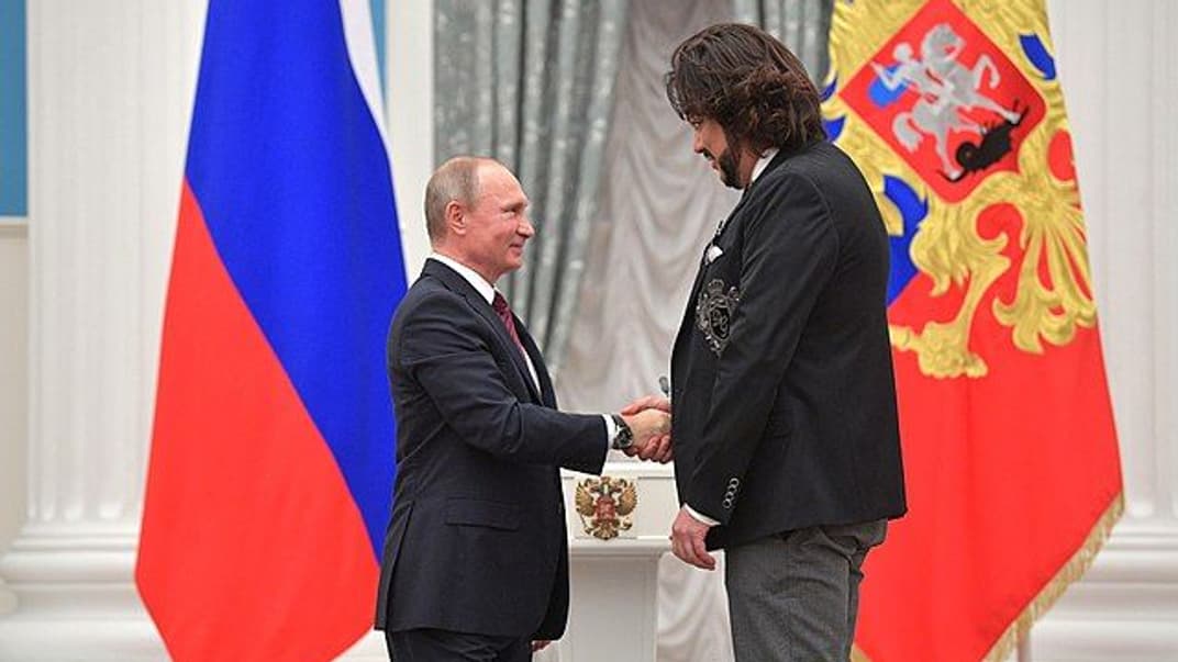 Филипп Киркоров здоровается с Владимиром Путиным на церемонии получения государственной награды — Ордена Почета, 15 ноября 2017 года