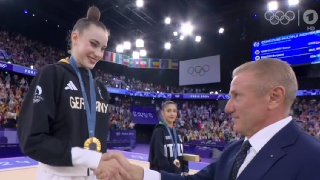 Сергій Бубка нагороджує Дар’ю Варфоломеєв на Олімпійських іграх-2024