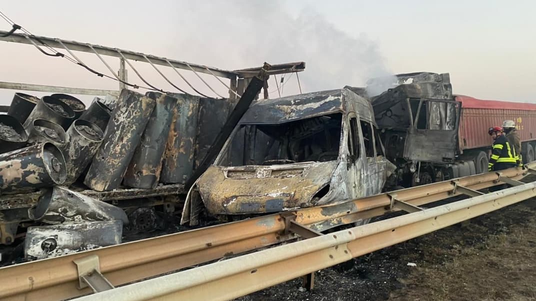 На Одещині зіткнулися одразу 5 автомобілів, зокрема 2 вантажівки. Загинули троє людей, постраждалих восьмеро