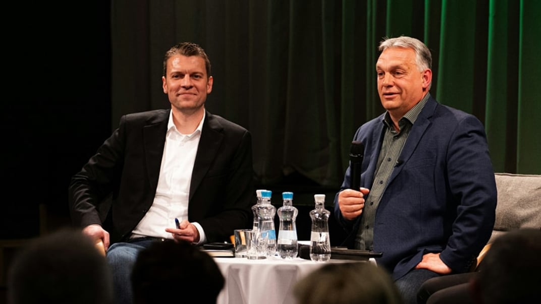 Член угорської партії «Фідес» Тамаш Менцер з угорським прем’єр-міністром Віктором Орбаном