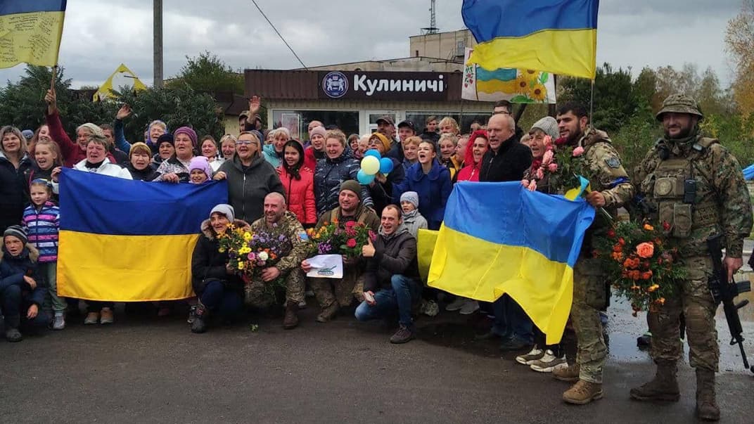 Украинские военные вместе с местными в освобожденной Богуславке