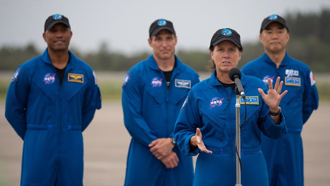 Астронавтка місії NASA Шеннон Уокер звертається до журналістів під час пресконференції, тоді як інші члени команди місії Crew-1 слухають у Космічному центрі Джона Кеннеді, готуючись до своєї майбутньої місії в космос, на острові Мерріт, мис Канаверал, Флорида, США, 8 листопада 2020 року