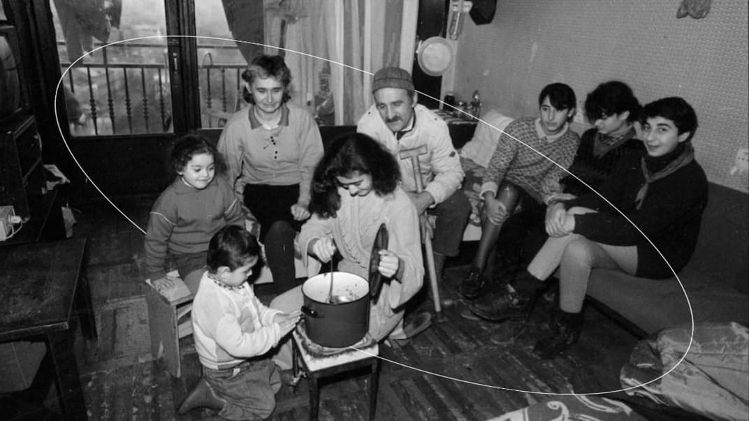 Сім'я готує їжу на саморобній електроплиті. Тбілісі, 1993 рік