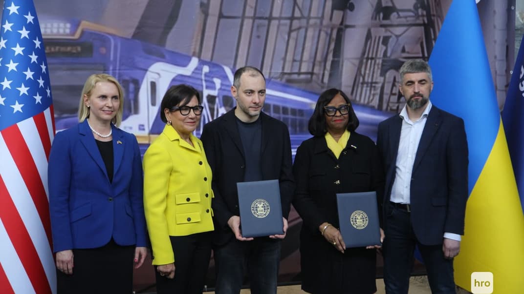 Зліва направо: пані посол США в Україні Бріджит Брінк, Пенні Пріцкер, глава Мінінфраструктури Олександр Кубраков, очільниця US EXIM Bank Рета Джо Льюїс, Київ, 10 квітня 2024 року