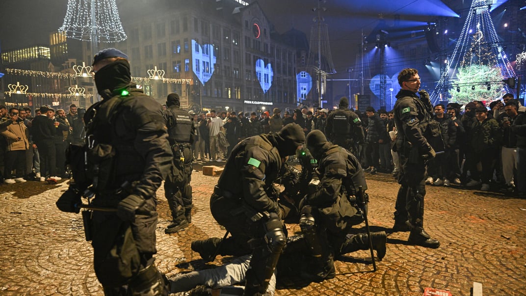 Поліція Нідерландів затримує порушників в Амстердамі, 1 січня 2026 рік Поліція Нідерландів затримує порушників в Амстердамі, 1 січня 2026 рік