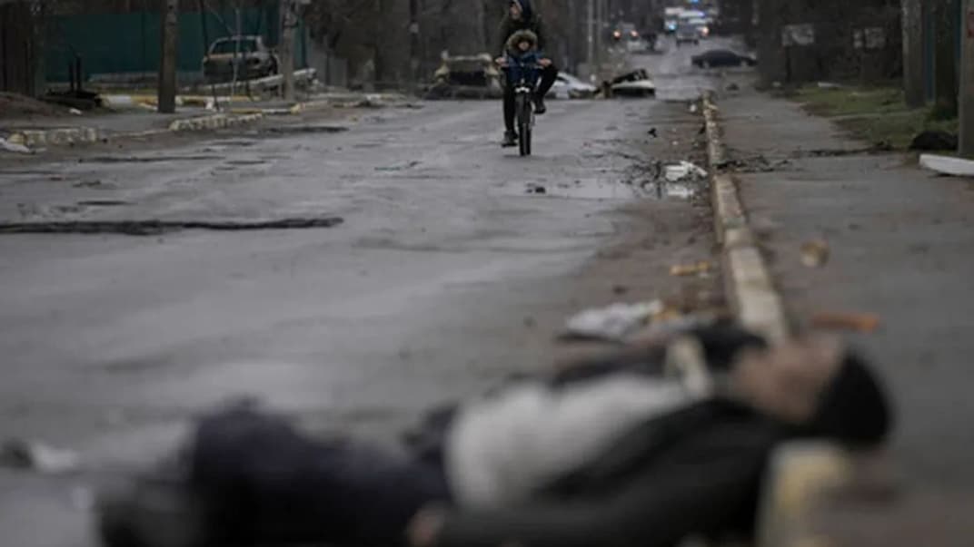 Тела убитых гражданских на дорогах Бучи после освобождения города