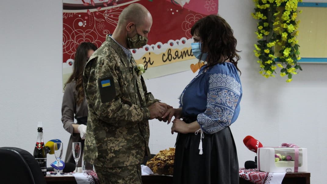Порений український військовий одружився прямо у госпіталі