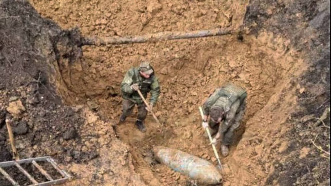 россияне достают из-под земли ФАБ-500 в Белгороде, 22 апреля 2023 года