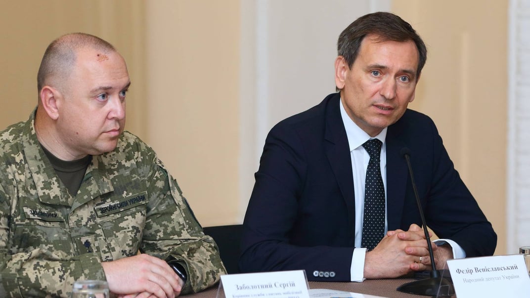 Народний депутат Федір Веніславський (праворуч) Народний депутат Федір Веніславський (праворуч)