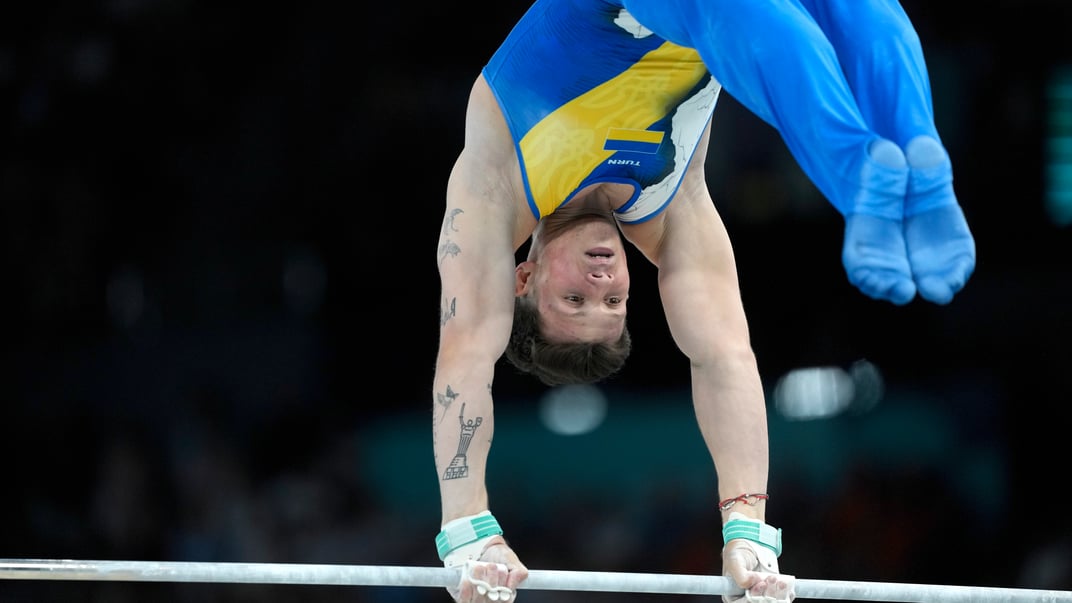 Ілюстративне фото. Ілля Ковтун з України виступає на турніку під час фіналу змагань на арені Берсі на Літніх Олімпійських іграх 2024 у Парижі, 31 липня 2024 року