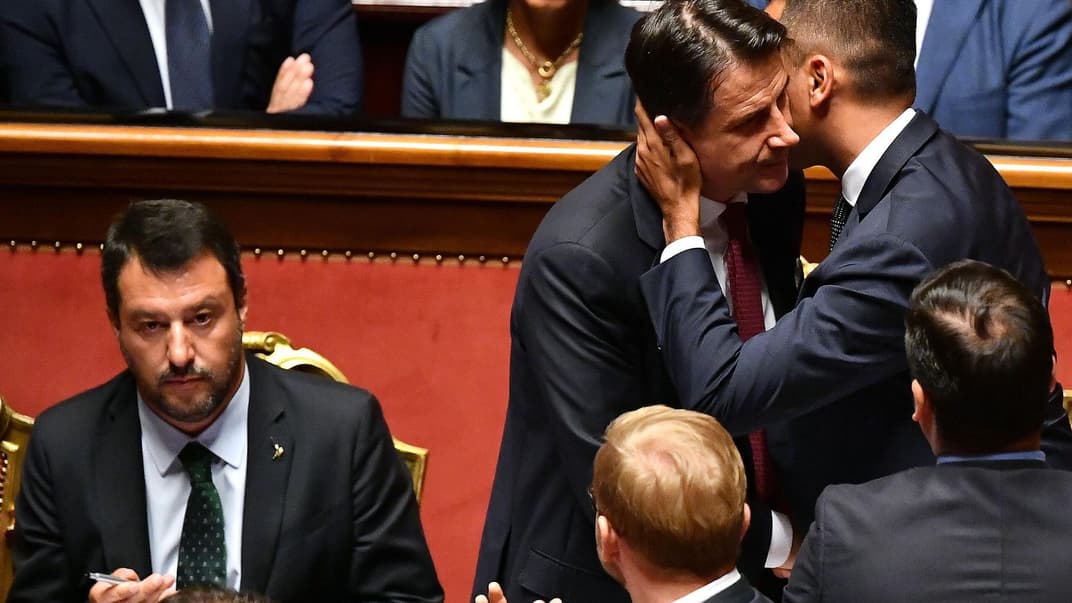 Премьер-министр Италии Джузеппе Конте (в центре) с заместителями — Сальвини (слева) и Луиджи Ди Майо во время заседания Сената в Риме, Италия, 20 августа 2019 года