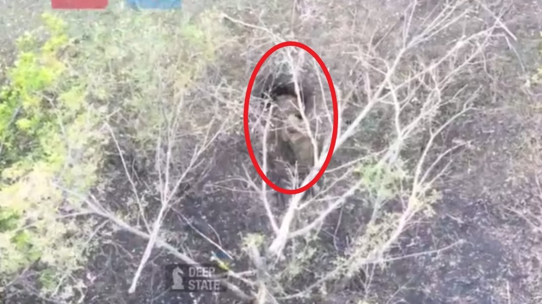 россиянин помогает товарищу вылезти из подземной трубы возле Купянска