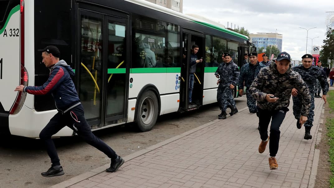 Полиция пытается задержать сторонников оппозиции во время акции протеста против результатов выборов президента в центре Нур-Султана, Казахстан, 10 июня 2019