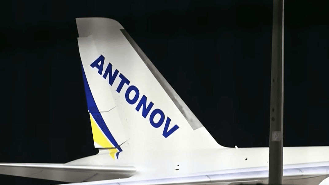 Літак Ан-124 в аеропорту Лейпцига Літак Ан-124 в аеропорту Лейпцига