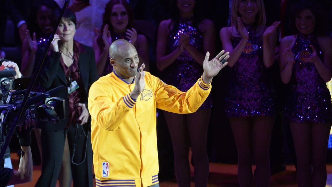 Баскетболист «Лос-Анджелес Лейкерс» Коби Брайант благодарит фанатов перед последней игрой в своей карьере, Лос-Анджелес, Калифорния, 13 апреля 2016